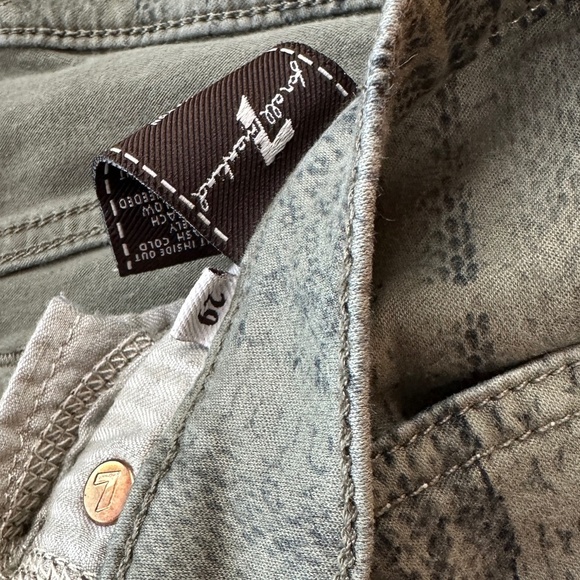 *7 FOR ALL MANKIND* Green Reptile Print Pants Size 29 - Picture 3 of 8